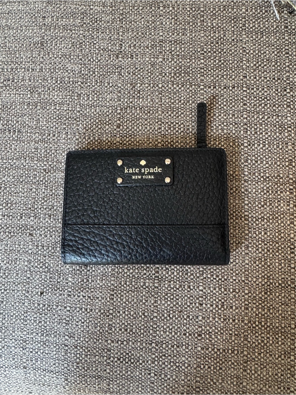 kate spade black pebbled leather zip card holder with logo plaque
